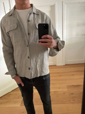 Overshirt Selected Homme - Säljer denna Overshirt ifrån Selected Homme. Knappt använd (så gott som nyskick). Snygg nu till våren, nypris 1099kr. Hör av er vid frågor
