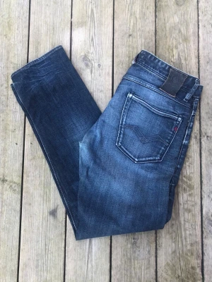 Replay Jeans - Säljer ett par riktigt snygga Replay Jeans. Storleken på jeansen är W32, L32. Passar XS/S/M. Perfekta till vardagslooken och passar till det mesta. Säljs för 199kr pga att jag inte får användning av dem och nypris är 1500-1800kr!☺️
