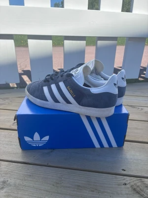 Adidas Gazelle  sneakers - Säljer ett par klassiska Adidas Gazelle sneakers blåa. I bra skick . Passar ej längre. 