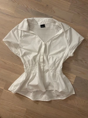 Vit skjorta/blus - Vit skjorta blus topp som är figursydd / pekpinnar från gina tricot - samma som bild 2 fast i vit den vita verkar inte säljas längre 🩷