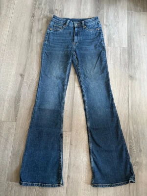 Bootcut jeans - Fina jeans, använda ett par gånger bara så ser väldigt bra ut, passar någon som är runt 170cm lång ⭐️
