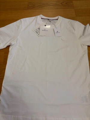 Vit Moncler t-shirt med logga - Helt oanvänd vit t-shirt från Moncler