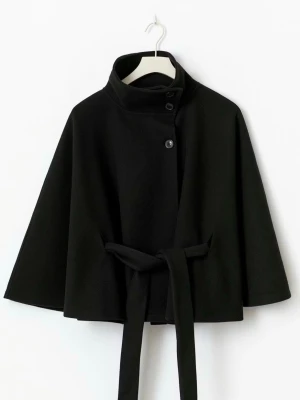 Poncho kappa - Svart poncho kappa från Gina i storlek xs/s.