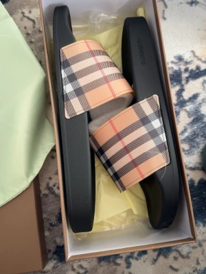 Burberry tofflor  - Helt nya aldrig använda burberry tofflor perfekta för sommaren. Köpta för 3500, pris kan diskuteras.