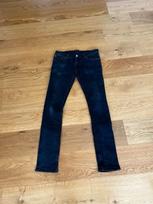 Nudie jeans - Säljer nu mina nudie jeans då dom är för små! De finns ett hål som man ser om man manspreedar mycke.  Dom sitter slim! W32 L34