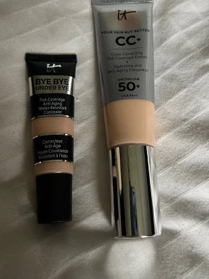IT Cosmetics CC+ Cream & Concealer - Säljer ett set med IT Cosmetics Your Skin But Better CC+ Cream i färgen Fair och Bye Bye Under Eye Concealer i färgen Light. Båda är ljusa nyanser, med täckande formula och anti-age egenskaper. CC-krämen har SPF 50+ och kommer i tub med pump, concealern i tub med skruvkork. Båda testade en gång. Nypris på båda runt 700 kr.