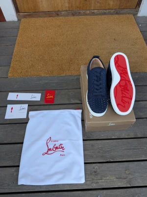 Christian Louboutin skor - Tjena, jag säljer dessa riktigt snygga skorna från Christian Louboutin. De är helt nya och är aldrig använda. De är självklart äkta✅. Skicka om du har några frågor. Kan gå ned i pris vid snabb affär!