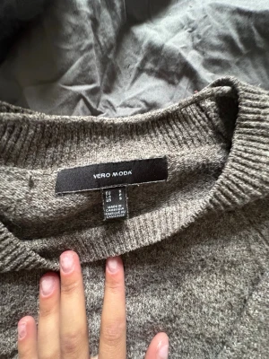 Grå stickad tröja från Vero Moda - Ursäkta mina förskräckliga naglar har inte orkat göra om dom.. Mysig tröja får gina perfekt till en kall kväll eller att gå till kjol nu t sommaren