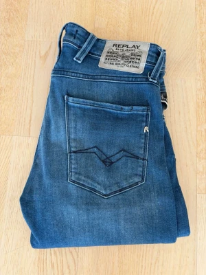 Replay Jeans - Säljer ett par riktigt schyssta replay jeans som har tagits väl hand om! Inga hål eller sånt. Köpta från Thernlunds. Där de sydde upp byxorna lite. Det står 30,34 men jag skulle säga runt 30,31! Inte slitna alls och formen är den samma. Bara att skriva vid funderingar eller mer bilder. Kan gå ner i pris men helst inte eftersom de inte är så använda. Bara att skriva för bilder när den är på! Kan gå ner i pris om du följer!