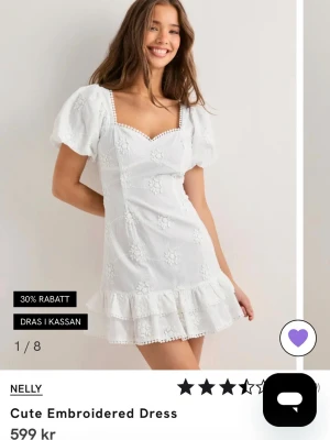 SÖKER Vit broderad kortklänning Nelly - Säker denna klänningen helst i xs men xxs och s funkar, vill så gärna ha till skolavslutningen. Kan tänka mig betala rimligt