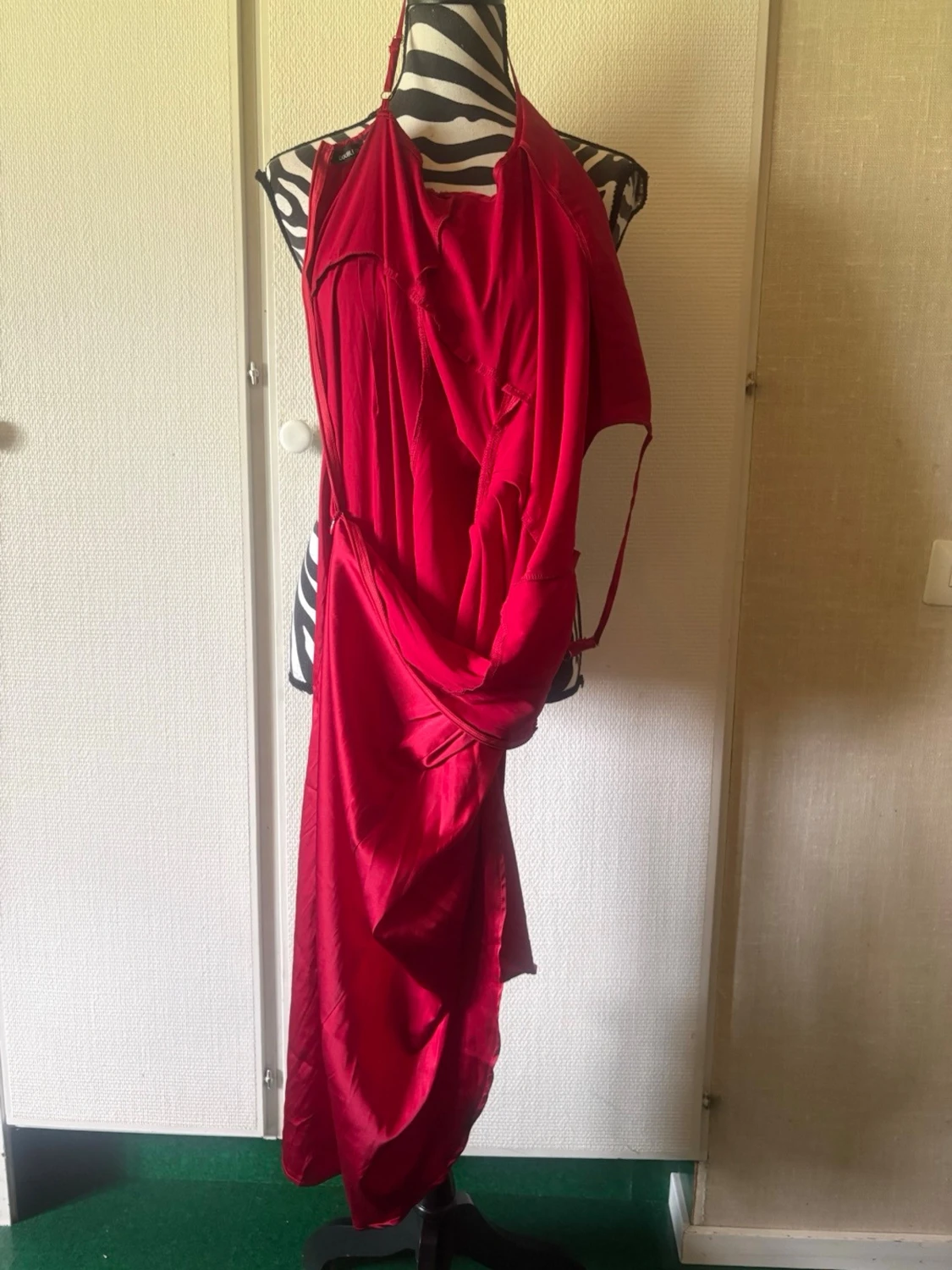 Röd långklänning i satin med drapering - 6