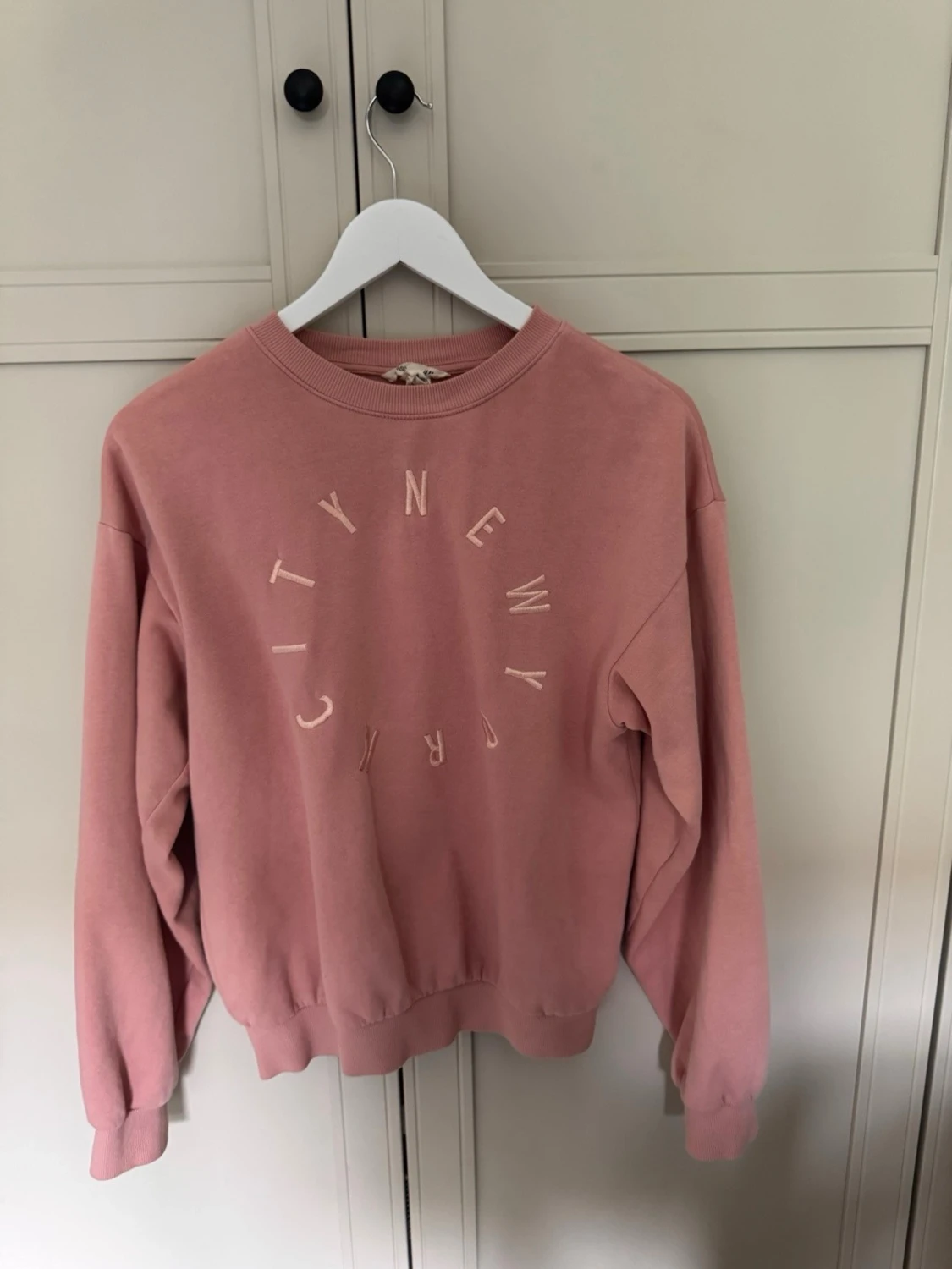 Rosa sweatshirt med New York-tryck