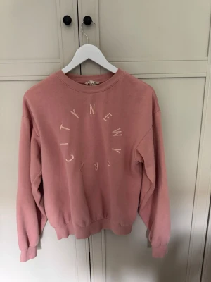 Rosa sweatshirt med New York-tryck - Fin rosa tröja med tryck 