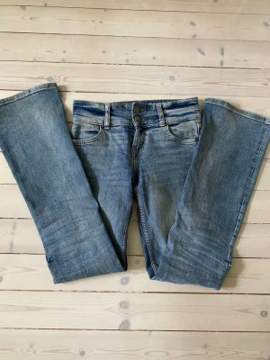 Utsvängda jeans - Säljer ett par utsvängda jeans från Bershka. De är i väldigt gott skick.🌸