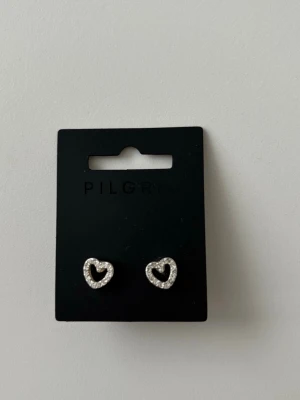 Hjärtformade örhängen från Pilgrim - Söta hjärtformade örhängen från Pilgrim. De är i äkta sterling silver. Aldrig använda.