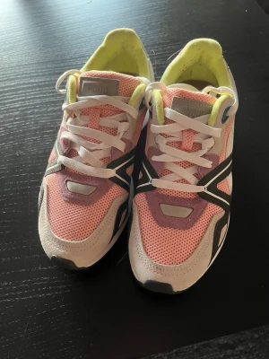 Puma sneakers i rosa och pastell - Färgglada Puma sneakers med rosa mesh, vita och svarta detaljer samt inslag av lila, blått och limegrönt. Använda endast en gång. 