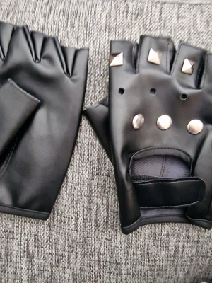 Handskar punk nitar - Handskar punk nitar. 14 cm längd. Bredd 10 cm. Pu läder.