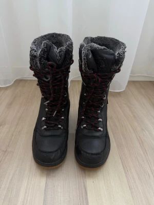 Vinterkängor - Fina kängor som håller fötterna varma och torra under vintern! Supergosig insida och även en rejäl sula med bra grepp.  Originalboxen följer också med! ❄️