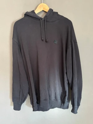 Äkta acne studios hoodie  - Äkta acne studios annorlunda än den mest populära designen, de som sticker ut är den sköna passformen och dem tjocka smörerna samt då Logan, hör av dig vid fundering 