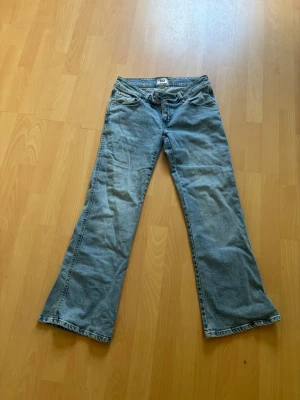 Lågmidjade jeans - Säljer dessa lågmidjade jeans som endast är använda 2 gånger 