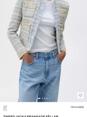 Tweed cardiganjacka från Mango - Trendig tweed cardiganjacka i himmelsblått med ljusgula detaljer och fransade kanter. Jackan har rund halsringning, fyra fickor framtill och är tillverkad i ett strukturerat tyg som ger en lyxig känsla. Perfekt för att lyfta din outfit. Helt oanvänd, ordinarie pris för 1049kr 
