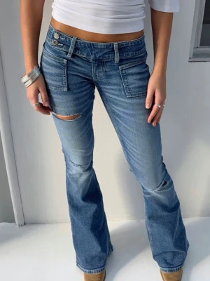 Gina tricot jeans - Lågmidjade jeans ifrån Gina tricot i strl XXS. Jeansen har flera hål och två knappar. (Jag är 169cm för referens)