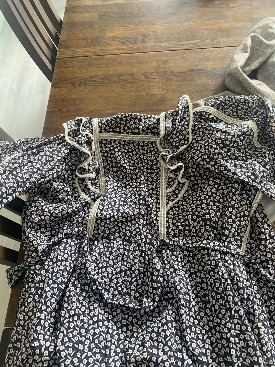 Blommig volangklänning med spetsdetaljer - 1