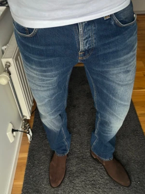 Nudie Jeans Steady Eddie - Sällsynt "Old Sea" Tvätt! (Tag W34 L32) - Magiska nudies i en sällsynt Old Sea tvätt! Oslagbar passform.  🧵 Nudie Jeans Co – Steady Eddie 📏 W34 L32. Mer som W33, kolla måtten nedan! Perfekt rak modell. 🧩 Premium Denim, 100% Bomull 📐 Mått platt: Midja: 42.5cm. Innerben: 78cm. Ytterbenslängd: 105cm. ✅ 9,5/10 – Otroligt bra skick, som nya, minimalt slitage, bilderna talar för sig själva. ✨ Unik tvätt, eko denim. 💰 Nypris ca 2100 kr 🧍‍♂️ Passar bäst dig 184-189cm. Pris ej hugget i sten.  ‼️ Skickas inom 24h‼️