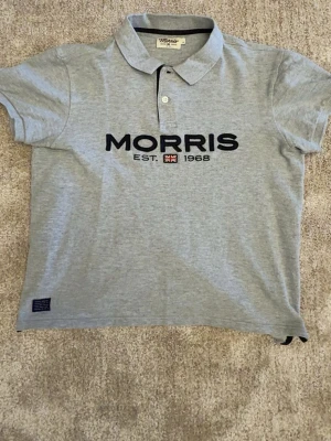 Grå pikétröja från Morris Small size - Snygg grå pikétröja från Morris med klassisk krage och knappar framtill.