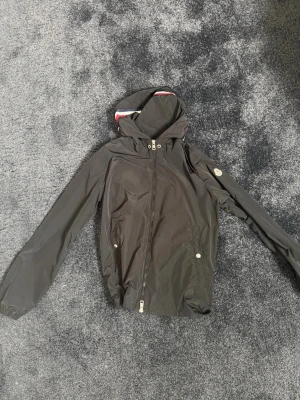 Moncler Vindjacka - Moncler vindjacka i väldigt bra skick, pm för fler bilder. Strl S/1