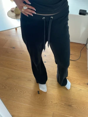 Svarta mjukisbyxor - Säljer ett par svarta mjukisbyxor, de e för stora för mig så kan se annorlunda ut när dom passar🥰