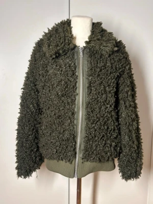 Grön teddyjacka h&m  - Knappt använd mörkgrön teddyjacka från h&m. Storlek 34 men passar även en 36. Säljes inte längre på h&m. Väldigt populär och eftertraktad.  Köp sker via köp nu, jag postar inom 24h. Kvar tills markerad såld 