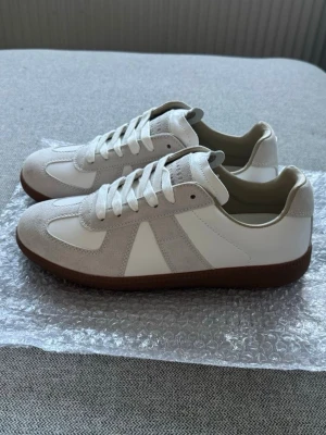 Maison Margiela - Maison Margiela skor i strl 40. Endast testade då jag beställde fel storlek! Priset går att diskutera vid snabb affär!💗