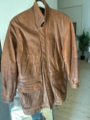 Brun vintage skinnjacka med fickor - Skit cool vintage skinnjacka. Den är baggy🌟