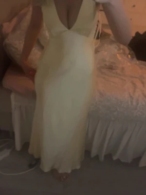 Ljusgul långklänning med v-ringning - Säljer denna otroligt fina klänning, använd 1 gång!