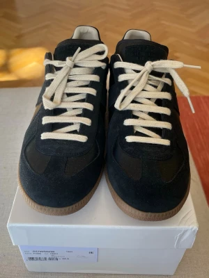 Maison Margiela Gats Strl 44,5 - Maison Margiela gats i storlek 44,5. Extremt gott skick. Köpta i andrahand sedan tidigare så kan inte verifiera autenciteten. Därav lågt pris. Skriv vid frågor.