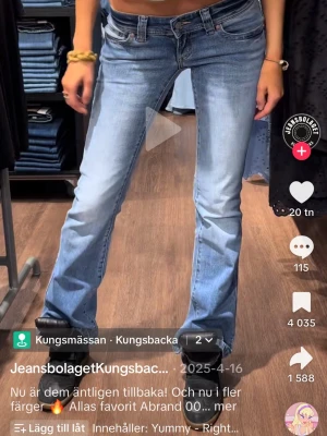 Ljusblå low waist bootcut jeans från Abrand - Säljer ett par ljusblå lowaist bootcut jeans från Abrand. Aldrig använda men dem är uppsydda till innerbenslängden 74cm😊Köpta för 1100kr