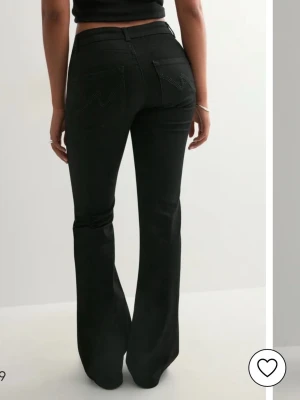 Svarta Nelly jeans med prislapp kvar - Säljer dessa populära Nelly jeans då jag köpte fel storlek. Broderade detaljer på bakfickorna. Strl 34. PRISLAPP KVAR så helt oanvända! 💕