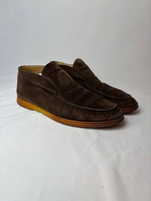 Loro Piana Openwalks - Säljer dessa Loro Piana Openwalk! Skorna är i dåligt skick! Sulan är lite cracked under märks dock inte när man använder dom och så är den brun, Ingen innersula! Perfekta skor till våren till ett bra pris! Är du intresserad av samma skor i bättre skick kolla min profil!