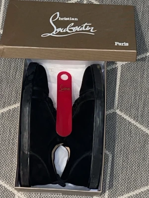 Christian Louboutin Skor - Snygga Louboutin skor. Storlek 45. Haft dem i knappt 1 månad inte använda jätte mycket. Jätte bra skick. Snabb leverans.