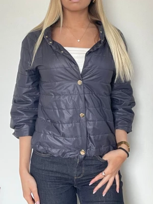 Marinblå hernolikande jacka  - Följ för likande! Herno liknande jacka med trekvartsärm, krage och knappar. Perfekt nu till våren! Storlek S i mycket fint skick. Tryck köp nu! 💓