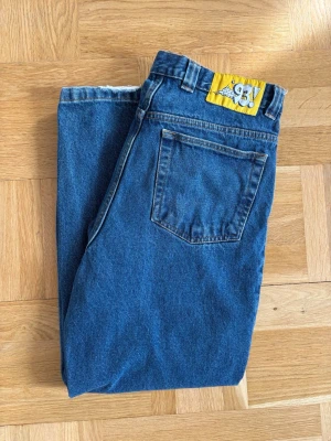 Polar skate Co. 93! 32/30 - Polar skate Co. 93! blue denim i storlek 32/30. Använda men i utmärkt skick, lite fransade längst ned på benet. 