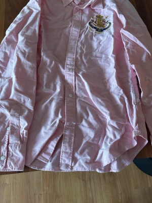Rosa skjorta - En gammal rosa skjorta från Ralph Lauren. Köpt i USA för flera år sedan. Gammal modell storlek 8 som M