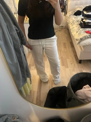 Vita linnebyxor från Gina Tricot - Säljer ett par fräscha vita linnebyxor från Gina Tricot. Byxorna har rak passform, resår i midjan och dragsko för skön och avslappnad stil. Perfekta till sommaren💕 stolen 170 men passar mig som har 36-38 💕aldrig andvända