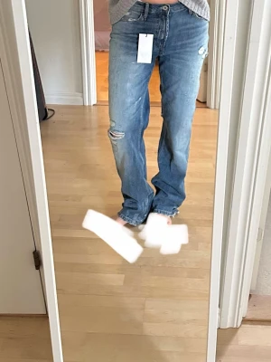 Zara jeans  - Säljer dessa helt oanvända Zara jeansen med lapp kvar! Hann inte lämna tillbaka dom därav säljer jag dom. Helt slutsålda på hemsidan❤️