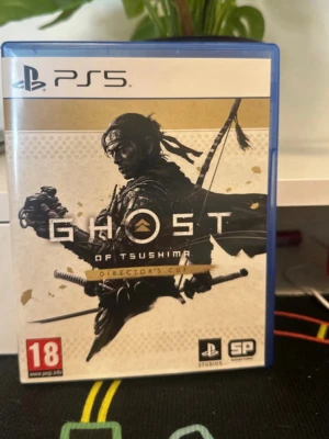 Ghost of Tsushima Director's Cut PS5 - Säljer detta GHOST OF TSUSHIMA spel. Därför att jag inte spelar spelet just nu och tyckte den var för svår och komplicerad. Spelet är helt nytt, vet helt inte när ni går in på spelet om min spelprogress är där, men ska ta bort den ändå så det bara står new game. Spelet har en åldergräns på 18 år och är inte avsatt till barn under 18 år. Det innehåller ganska mycket blod samt grova scener som våld och sexuella referenser. OBS funkar bara till PS5 ⚠️