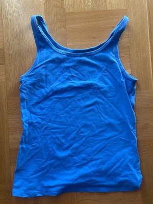 Blått linne💙 - Jättefint blått linnetopp i mjuk bomull!💙 Passformen är normal och färgen är klarblå. Storleken är M, men passar S för de som vill ha linnet lite löst! 