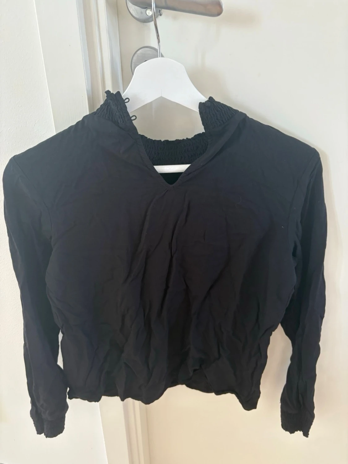 Svart blus med smockad krage - 1