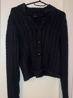 Svart kofta  - Mysig svart kofta från KappAhl med knappar framtill.  Koftan är i bra skick. Pris går att diskutera. 💞 