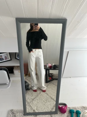 Of shoulder svart tröja  - Super snygg of shoulder tröja.den har inga deflekter 